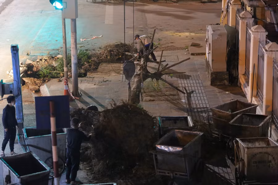 Hiện công trường đang rào chắn 250m ở phố Phạm Ngọc Thạch với chiều rộng rào chắn là 10m. Dự kiến đến ngày 31/12 sẽ hoàn thành giai đoạn này.