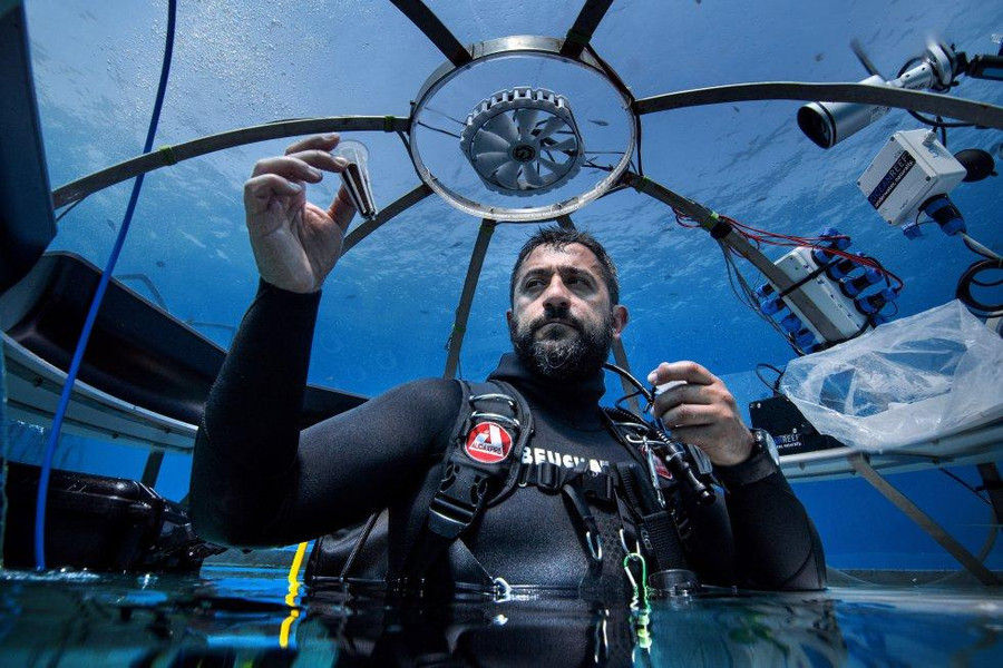 Emilio Mancuso, nhà sinh vật học phụ trách quá trình gieo hạt và trồng trọt. Ảnh: Giacomo d'Orlando. Emilio Mancuso, nhà sinh vật học phụ trách quá trình gieo hạt và trồng trọt. Ảnh: Giacomo d'Orlando.