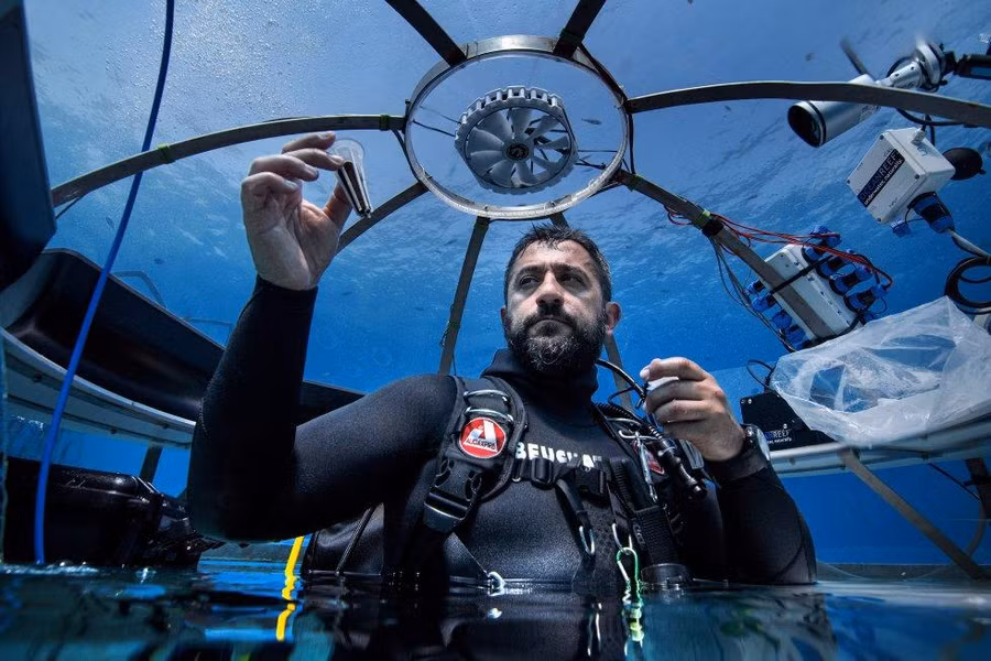 Emilio Mancuso, nhà sinh vật học phụ trách quá trình gieo hạt và trồng trọt. Ảnh: Giacomo d'Orlando.