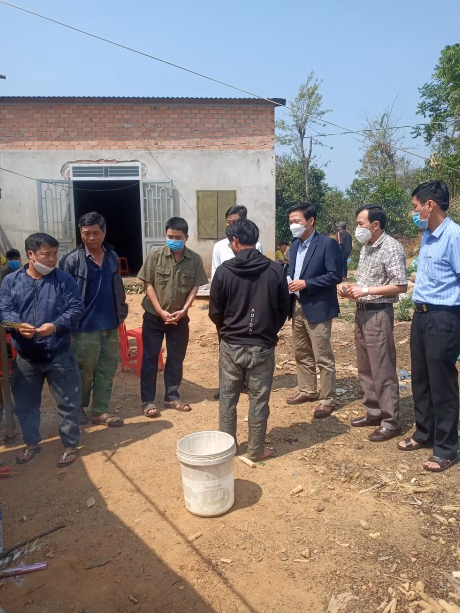 Ông Nguyễn Xuân Bảy – Trưởng phòng GD&amp;ĐT huyện Krông Năng (thứ 2 từ phải qua), xuống động viên, thăm hỏi gia đình các em học sinh.