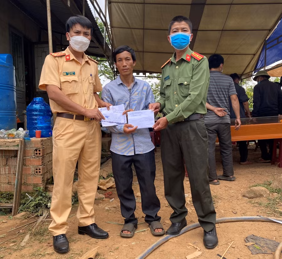 Đại diện Công an huyện Krông Năng trao hỗ trợ cho các gia đình học sinh bị đuối nước.