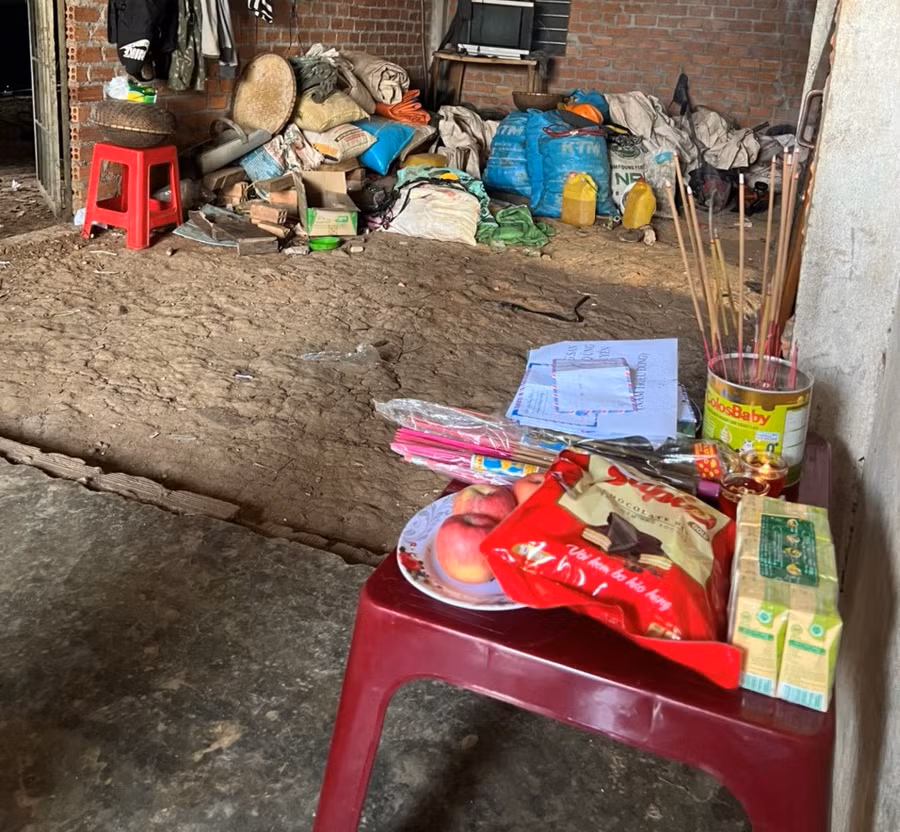 Bàn thờ do gia đình và chính quyền địa phương lập vội cho em M.T.D.