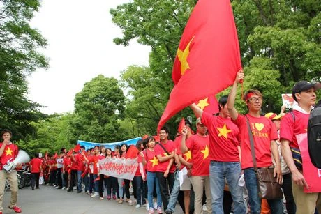 Rừng người mặc áo cờ đỏ sao vàng tuần hành phản đối Trung Quốc