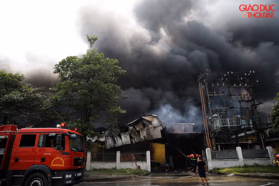 Vào khoảng 9h đám cháy dữ dội bất ngờ bùng phát tại khu nhà xưởng cạnh Aeon Mall Long Biên