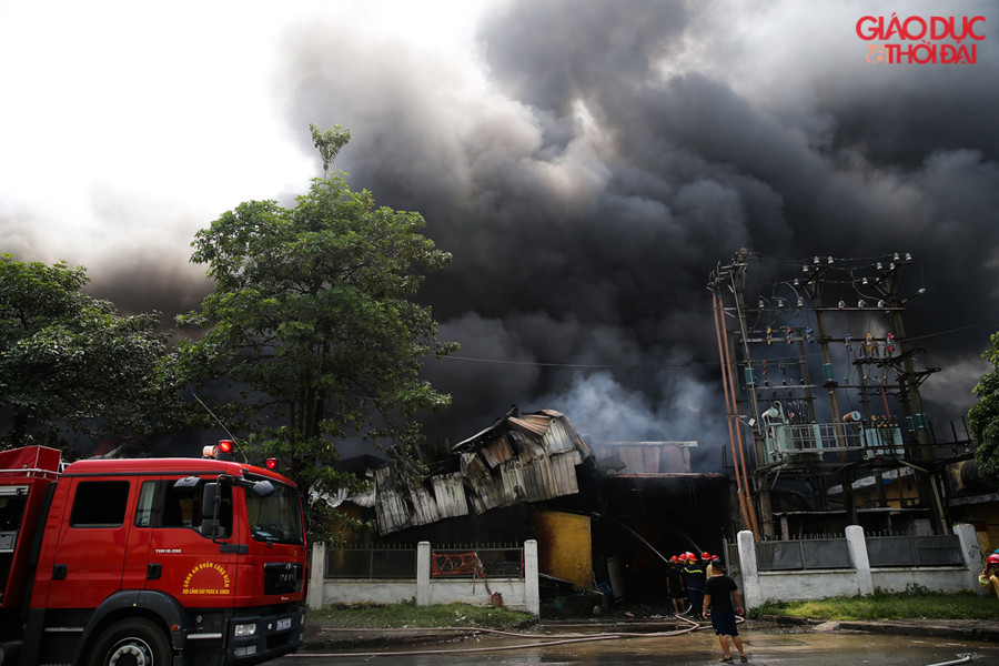Vào khoảng 9h đám cháy dữ dội bất ngờ bùng phát tại khu nhà xưởng cạnh Aeon Mall Long Biên