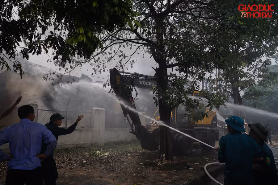 Khoảng 10h50 đám cháy cơ bản được dập tắt