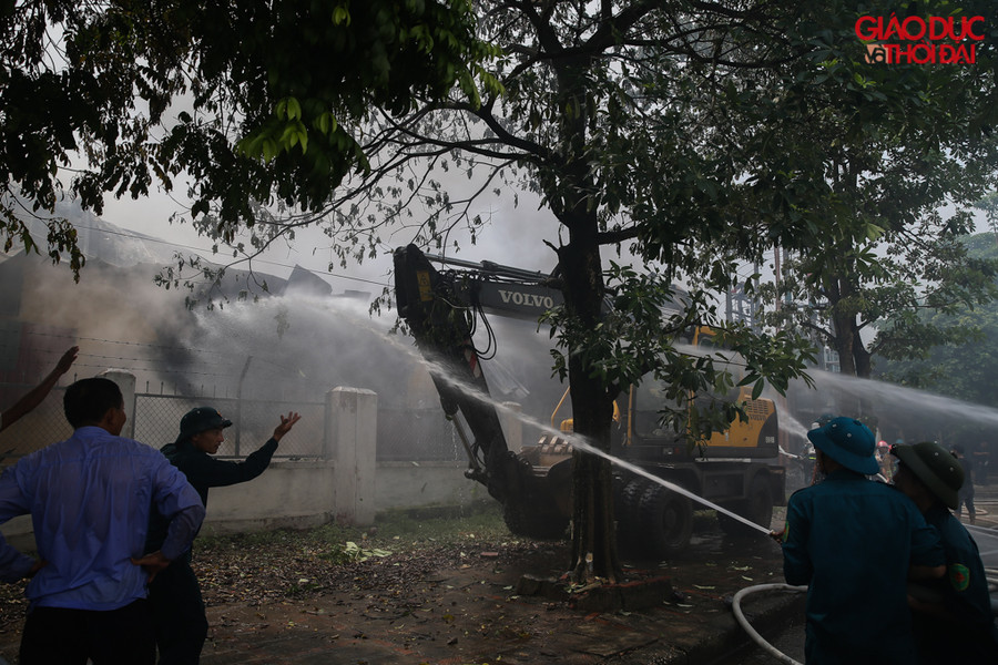 Khoảng 10h50 đám cháy cơ bản được dập tắt