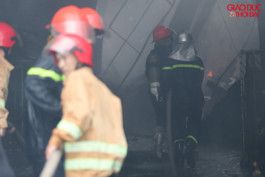 Đến khoảng 10h30 khói đen và lửa vẫn còn trong kho xưởng