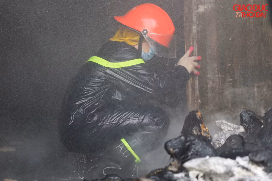 Nhiều điểm bên trong khó tiếp cận, lực lượng PCCC phải trực tiếp đi vào bên trong để phá cửa bằng tay