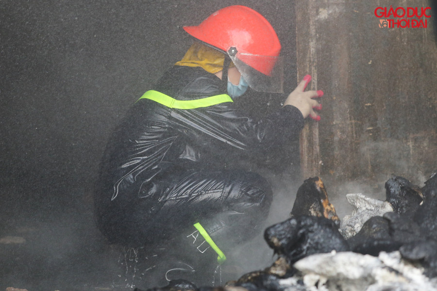 Nhiều điểm bên trong khó tiếp cận, lực lượng PCCC phải trực tiếp đi vào bên trong để phá cửa bằng tay