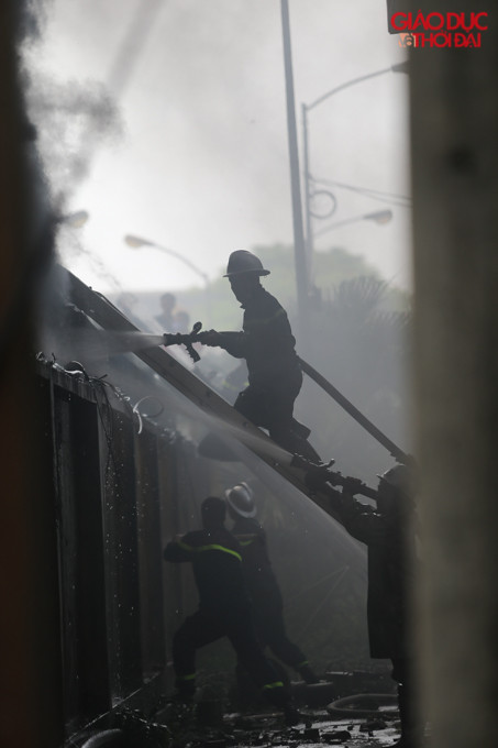 Khu vực cháy chứa nhiều nhựa nên khói đen bốc lên rất cao và dày đặc