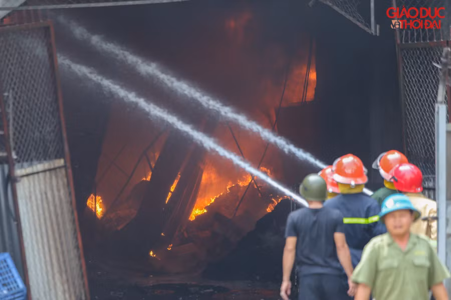 Ngay sau khi nhận được tin báo, lực lượng PCCC đã huy động nhiều chiến sĩ cùng xe cứu hoả đến hiện trường