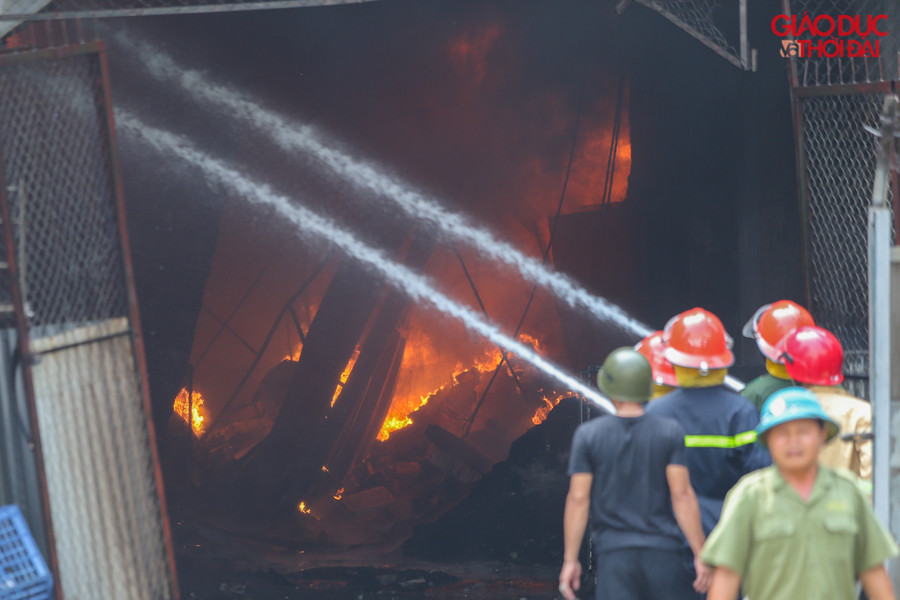 Ngay sau khi nhận được tin báo, lực lượng PCCC đã huy động nhiều chiến sĩ cùng xe cứu hoả đến hiện trường