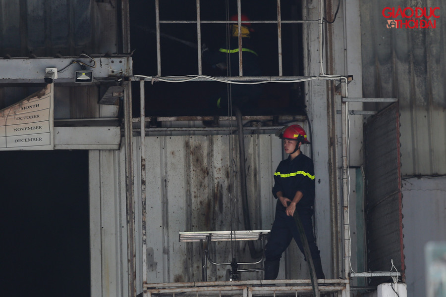 Kho xưởng rộng, chứa nhiều vật liệu dễ cháy nên công tác dập lửa rất khó khăn