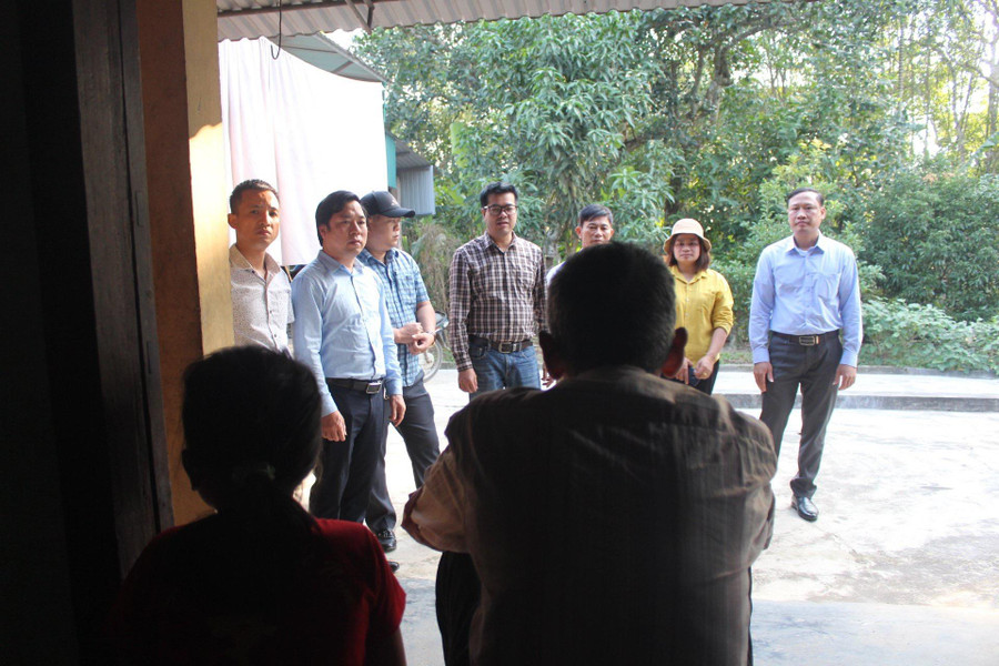 Đại diện Văn phòng Báo GD&amp;TĐ khu vực MTTN cùng bạn đọc động viên và...