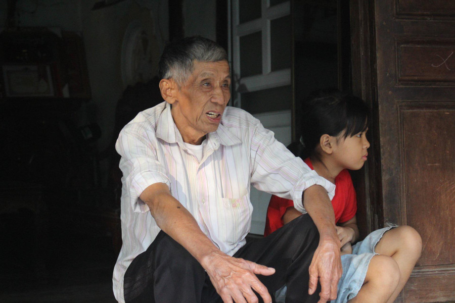 2 ông cháu thường xuyên đau yếu.