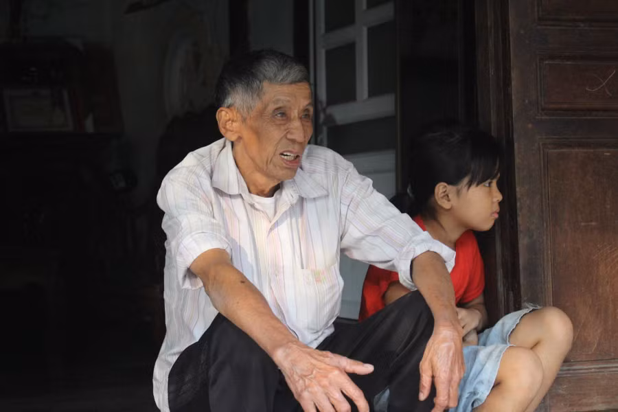 2 ông cháu thường xuyên đau yếu.