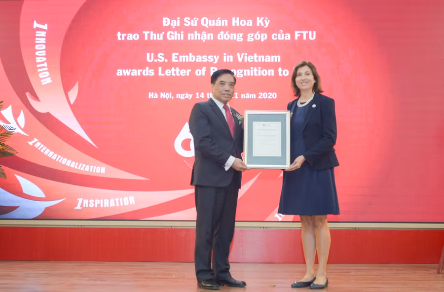 Đại sứ quán Hoa Kỳ trao chứng thư cho lãnh đạo trường.