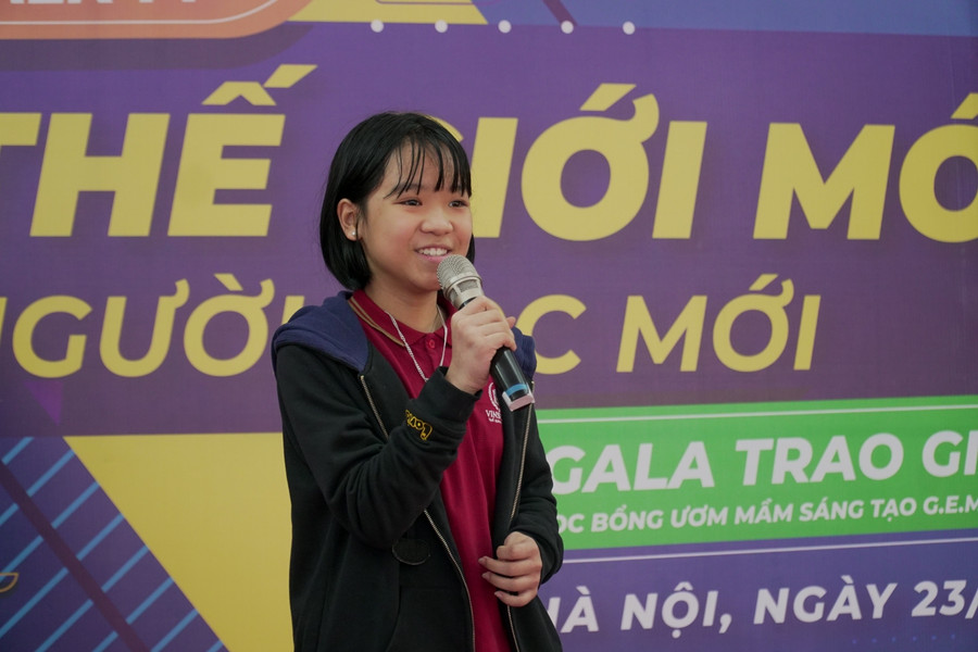 Bạn Minh Thanh đặt câu hỏi với diễn giả về cảm nghĩ tuổi học trò của mình và các bạn Bạn Minh Thanh đặt câu hỏi với diễn giả về cảm nghĩ tuổi học trò của mình và các bạn