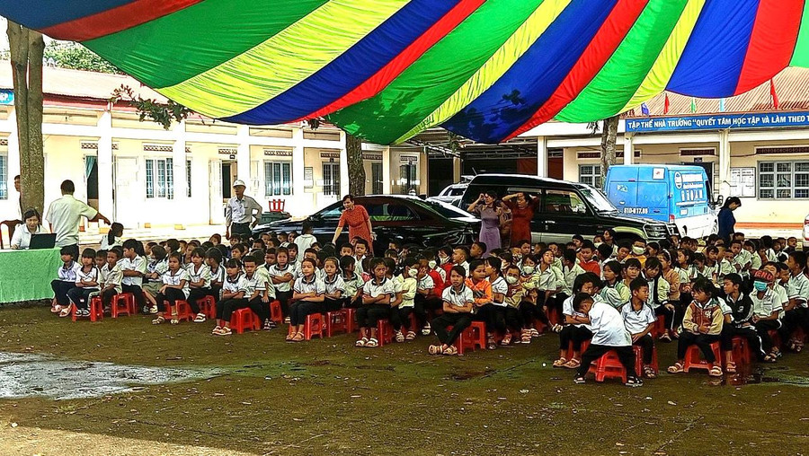 Rất đông học sinh Trường Tiểu học Cao Thắng và người dân xung quanh đến dự lễ khởi công khoan giếng cho nhà trường. Rất đông học sinh Trường Tiểu học Cao Thắng và người dân xung quanh đến dự lễ khởi công khoan giếng cho nhà trường.
