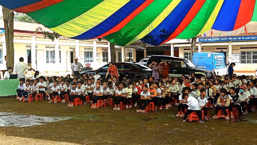 Rất đông học sinh Trường Tiểu học Cao Thắng và người dân xung quanh đến dự lễ khởi công khoan giếng cho nhà trường.