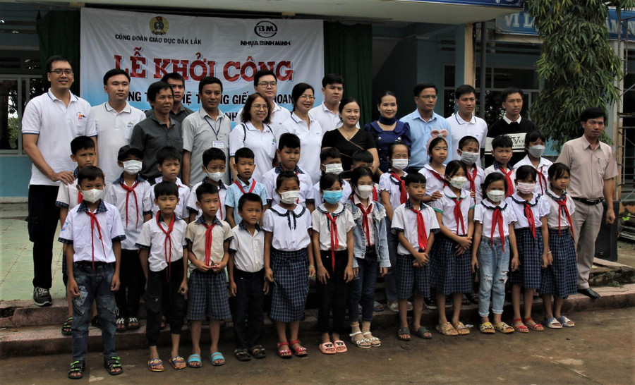 Các em học sinh Trường Tiểu học Kim Đồng tham dự lễ khởi công khoan giếng tại nhà trường. Các em học sinh Trường Tiểu học Kim Đồng tham dự lễ khởi công khoan giếng tại nhà trường.