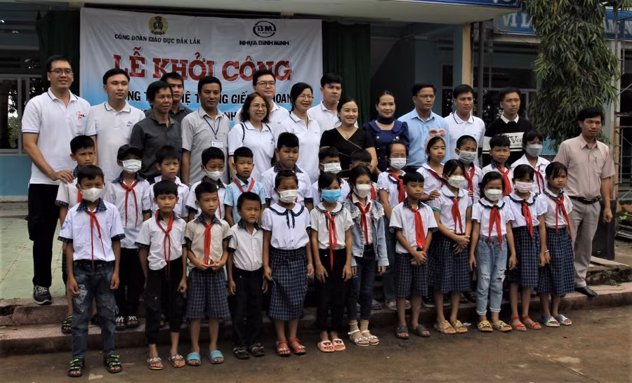 Các em học sinh Trường Tiểu học Kim Đồng tham dự lễ khởi công khoan giếng tại nhà trường.