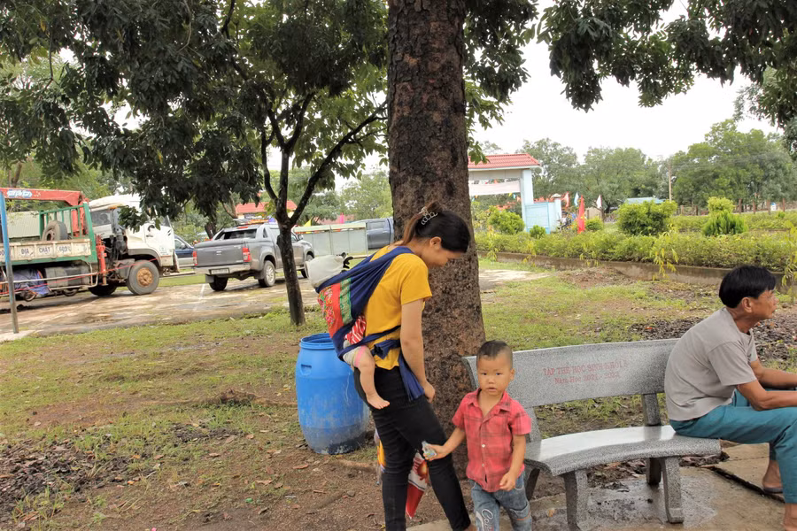 Một số hộ dân ở gần Trường tiểu học Kim Đồng cũng đến dự lễ khởi công khoan giếng cho Nhà trường.