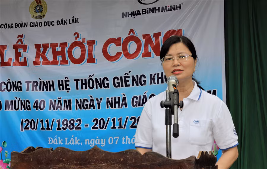 Bà Hoàng Việt Hương - Giám đốc hành chính Công ty nhựa Bình Minh phát động khởi công khoan giếng cho các trường học vùng khó của tỉnh Đắk Lắk.