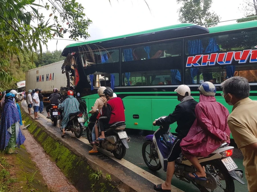 Hiện trường vụ tai nạn giao thông khiến 4 người thương vong.