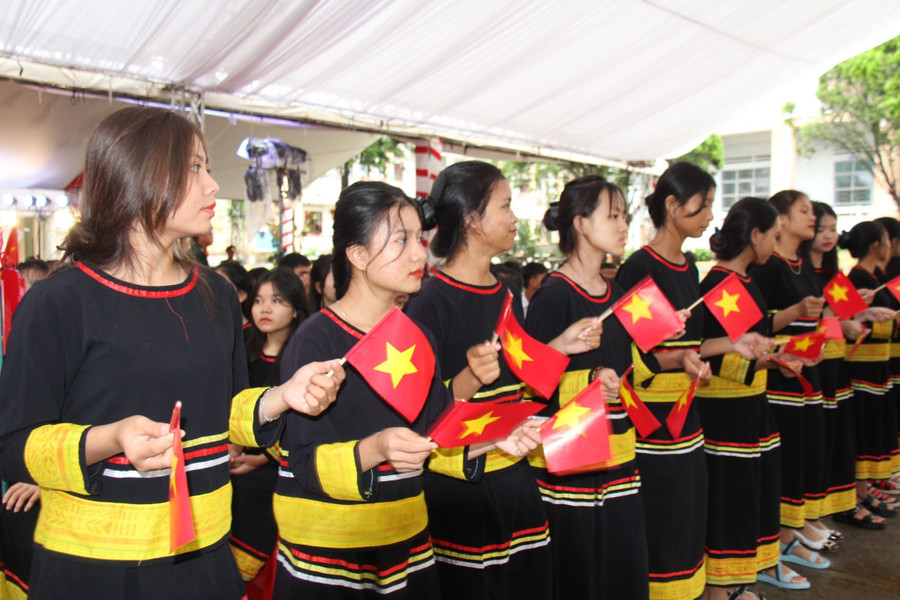 Học sinh Trường PTDTNT tỉnh Gia Lai trong bộ trang phục truyền thống trong buổi lễ khai giảng. Học sinh Trường PTDTNT tỉnh Gia Lai trong bộ trang phục truyền thống trong buổi lễ khai giảng.