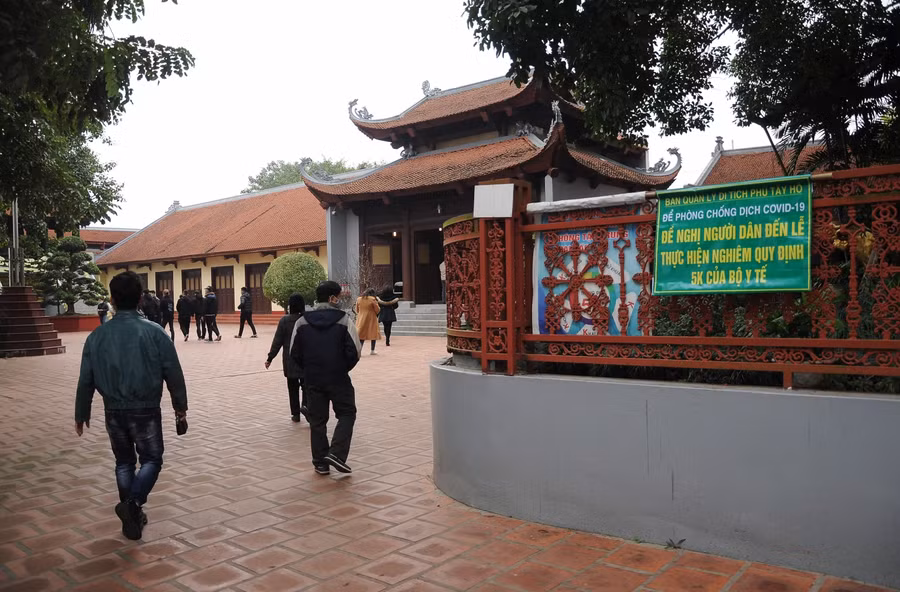 Hình ảnh hàng nghìn người đổ về Phủ Tây Hồ ngày lễ Rằm tháng Giêng ảnh 5