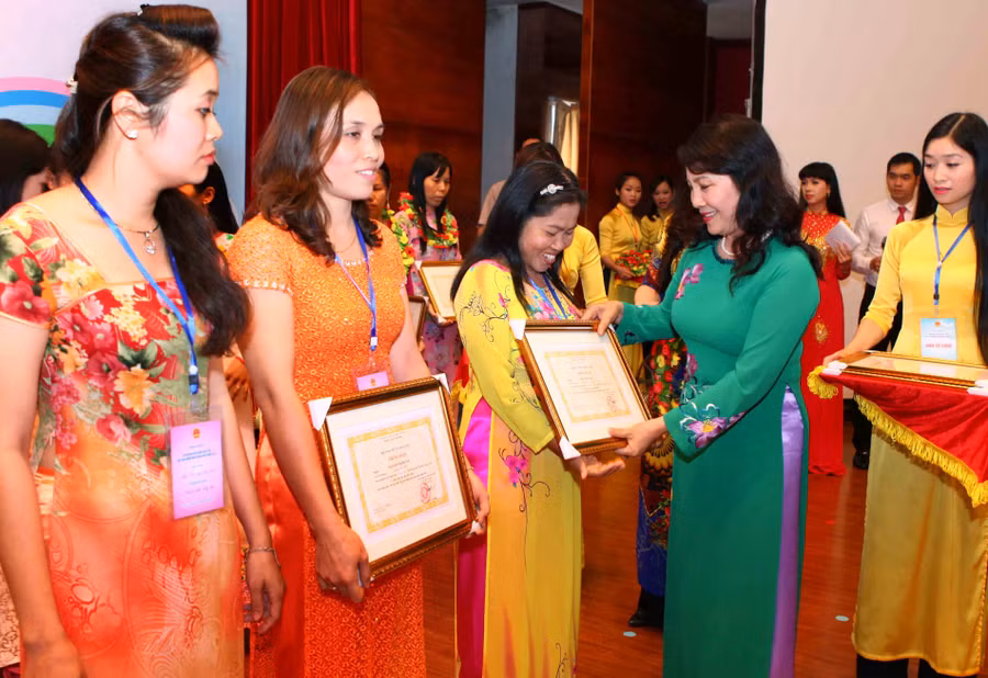 Thứ trưởng Nguyễn Thị Nghĩa trao Giấy chứng nhận cho các giáo viên giỏi tiêu biểu