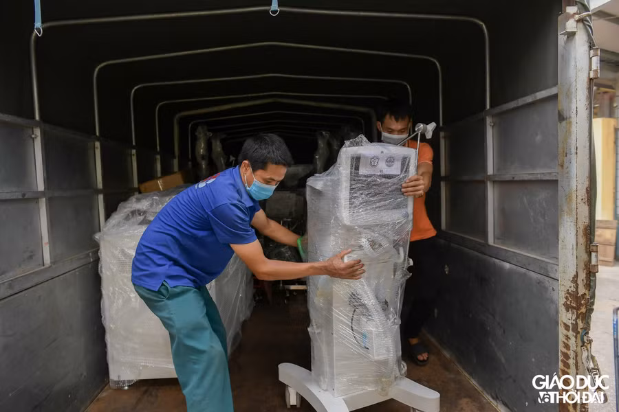 Cận cảnh chuyến tàu chở 10 tấn trang thiết bị y tế hỗ trợ TP Hồ Chí Minh chống Covid-19 ảnh 4
