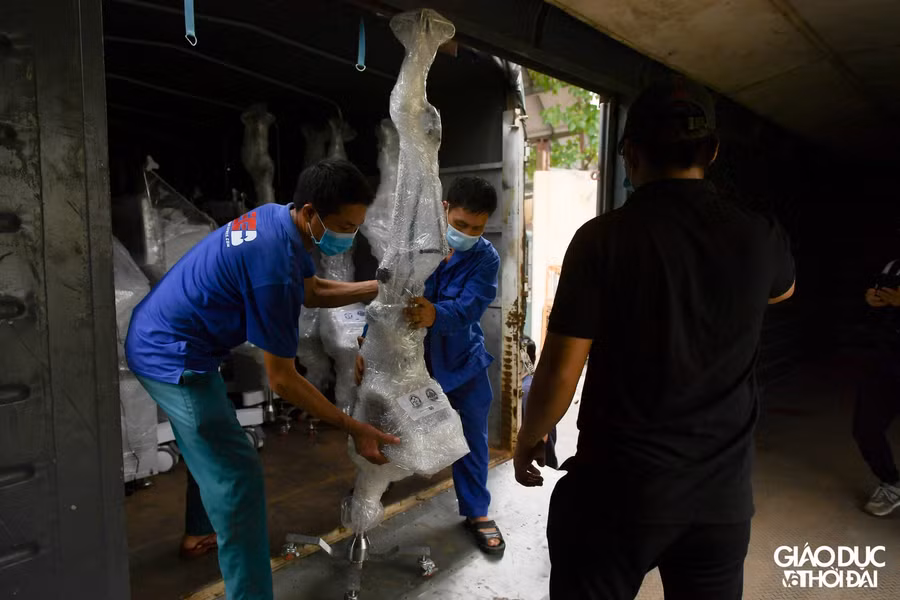 Cận cảnh chuyến tàu chở 10 tấn trang thiết bị y tế hỗ trợ TP Hồ Chí Minh chống Covid-19 ảnh 5
