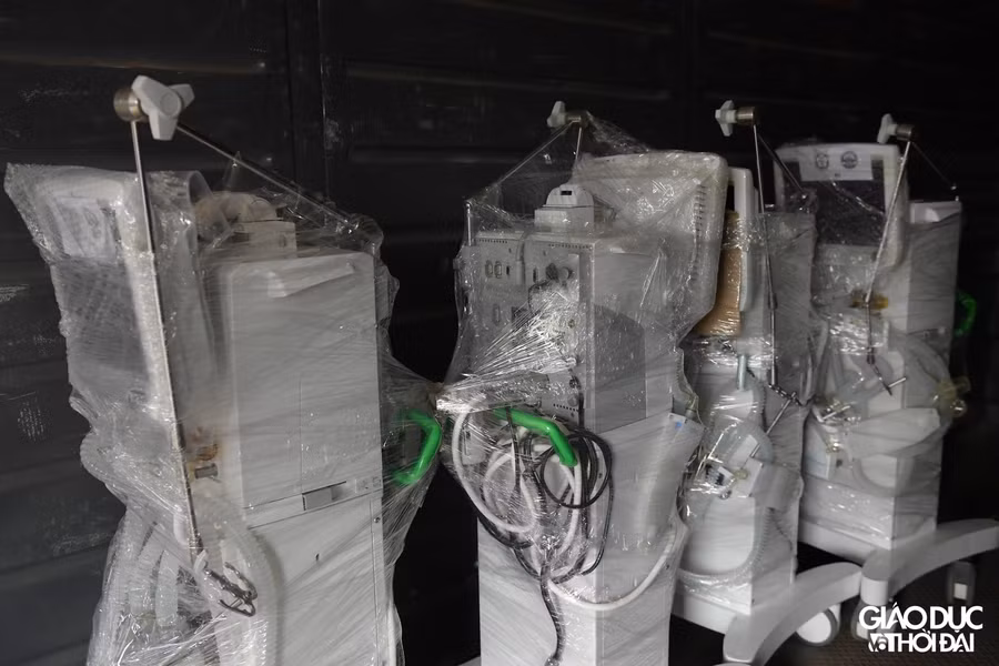 10 tấn hàng thiết bị y tế bao gồm: 30 máy thở, 1 máy lọc thận, 45 moniter theo dõi bệnh nhân, hệ thống xét nghiệm sinh hoá huyết học, 80 bơm tiêm điện, 80 máy chuyền dịch và nhiều trang thiết bị y tế khác.