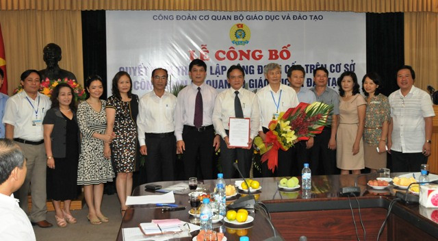 Chủ tịch Công đoàn giáo dục Việt Nam Trần Công Phong trao quyết định thành lập Công đoàn cấp trên cơ sở công đoàn cơ quan Bộ GD&ĐT.Ảnh: gdtd.vn