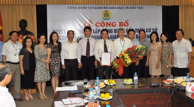 Chủ tịch Công đoàn giáo dục Việt Nam Trần Công Phong trao quyết định thành lập Công đoàn cấp trên cơ sở công đoàn cơ quan Bộ GD&ĐT.Ảnh: gdtd.vn