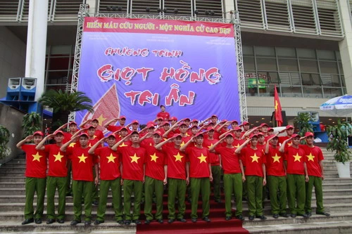 Học viên công an tham gia &quot;Giọt hồng tri ân&quot;