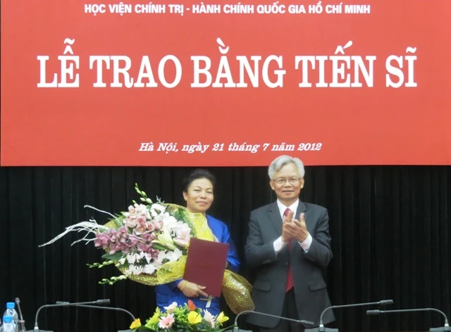 Trao bằng tiến sĩ cho Thứ trưởng Thường trực Bộ Ngoại giao Lào