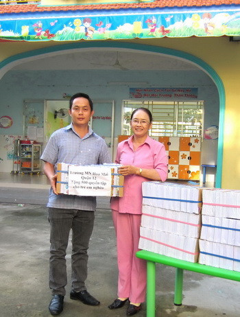 Nhà giáo Hồ Thị Hiệp-hiệu trưởng trường MN Hoa Mai 2 tặng tập viết cho chương trình “Tiếp sức đến trường” Nhà giáo Hồ Thị Hiệp-hiệu trưởng trường MN Hoa Mai 2 tặng tập viết cho chương trình “Tiếp sức đến trường”