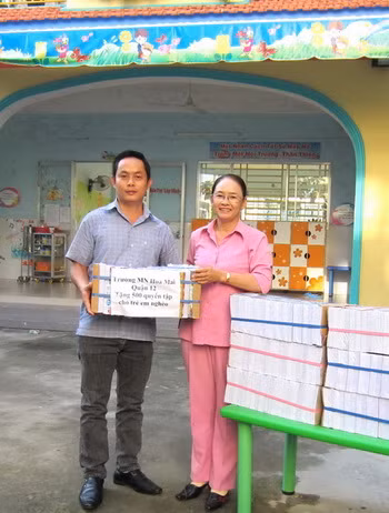 Nhà giáo Hồ Thị Hiệp-hiệu trưởng trường MN Hoa Mai 2 tặng tập viết cho chương trình “Tiếp sức đến trường”