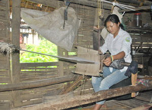 Em Lò Thị Văn ngoài lúc ôn thi tranh thủ dệt vải để bán