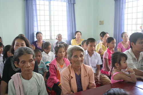 Nhiều bà nội, bà ngoại đến xem cháu nhận quà và học bổng 