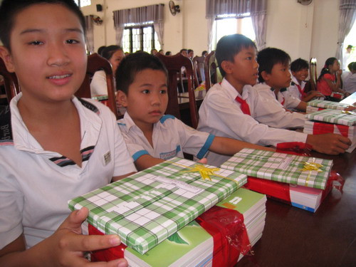 Trao tặng 1.180 bộ sách giáo khoa nghĩa tình tại Quảng Nam ảnh 2 Niềm hân hoan của các em học sinh khi nhận sách mới