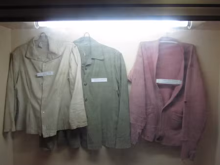 Ba tấm áo thanh niên xung phong của chị Võ Thị Hợi, Nguyễn Thị Xuân và Trần Thị Hường Ba tấm áo thanh niên xung phong của chị Võ Thị Hợi, Nguyễn Thị Xuân và Trần Thị Hường