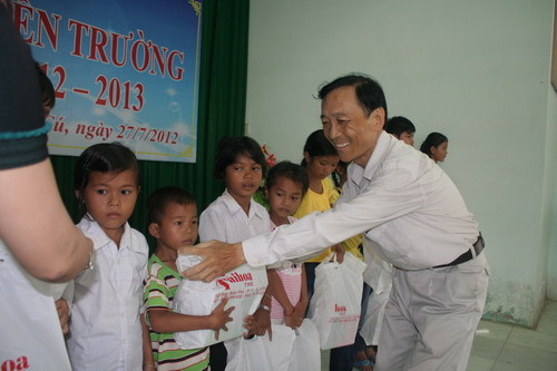 Nhà báo Đinh Lê Yên trao quà cho các em HS nghèo vượt khó học giỏi