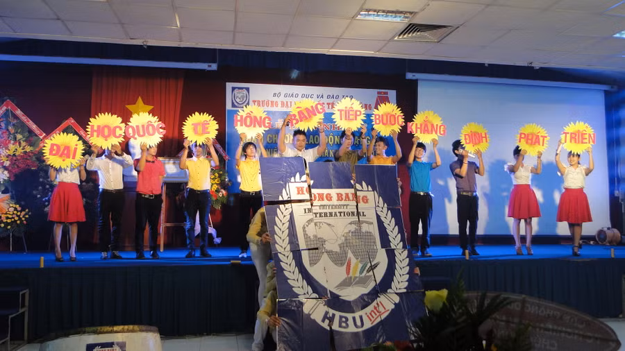 Trường ĐH Quốc tế Hồng Bàng đón nhận Huân chương lao động hạng 3 ảnh 2