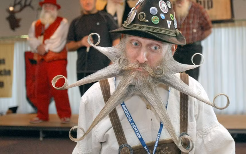 Những hình ảnh ấn tượng trong tuần ảnh 9 Aarne Bielefeldt from California poses for the judges at the North American Beard and Mustache Championships at the Bremerton Elks Lodge. He scored a perfect score and won first place in the freestyle category.