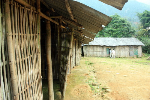 Dãy phòng học tạm và dột nát của THCS xã A Lù, huyện Bát Xát tỉnh Lào Cai. Ảnh, gdtd.vn